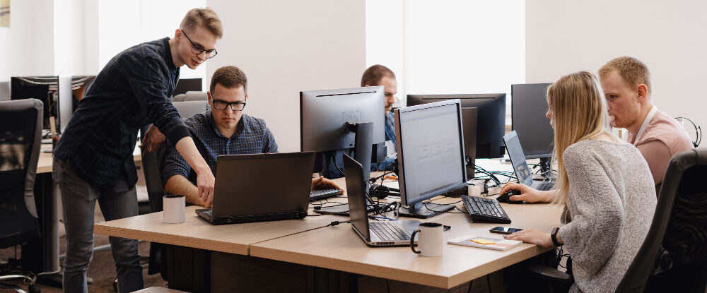 Aluguel de equipamentos de informática. Grupo de jovens empresários trabalhando no escritório